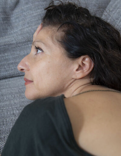 pensive Sabine Jean book photo home comédienne